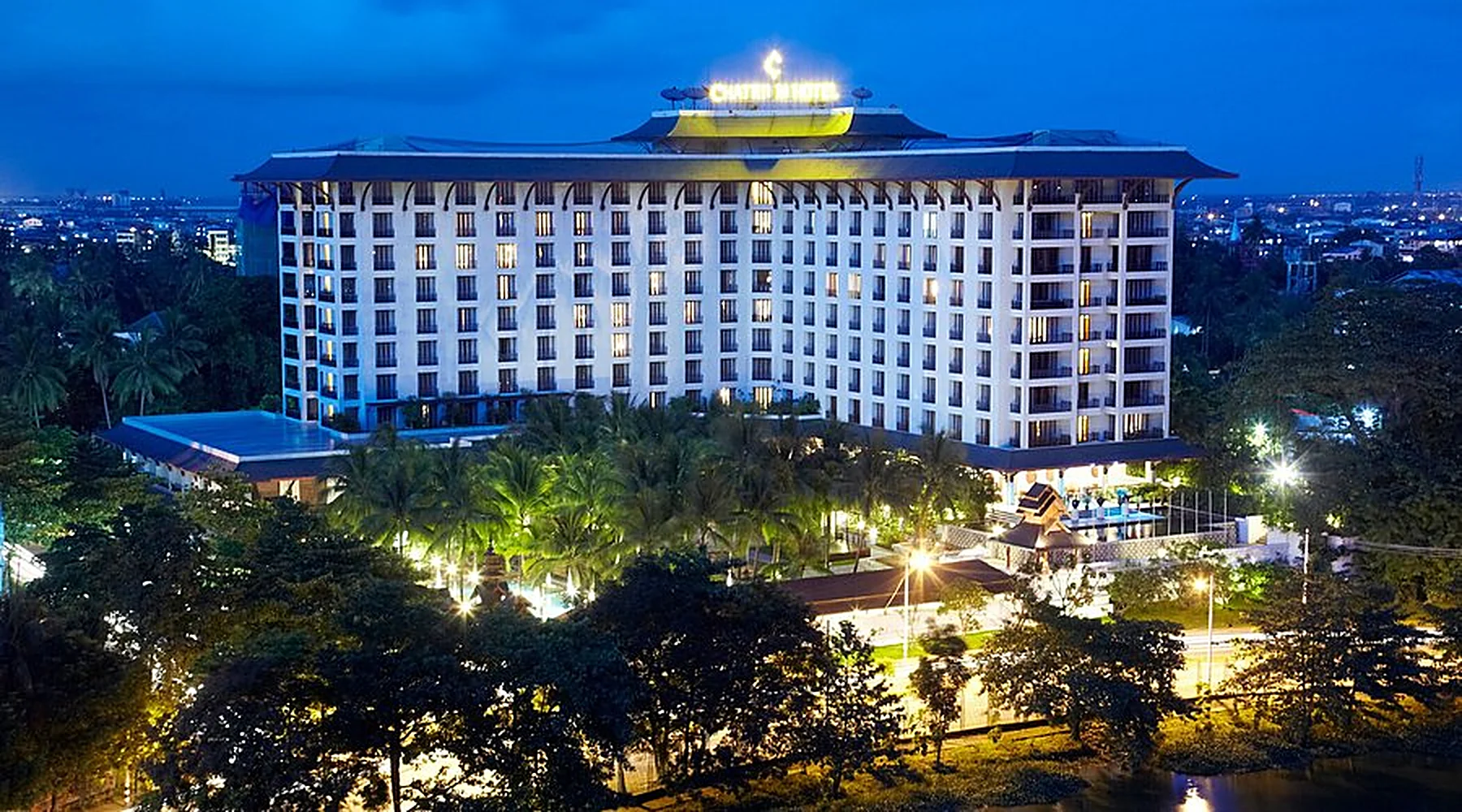 Double-click to enlarge Hotel Nikko Royal Lake, today the Chatrium, at dusk