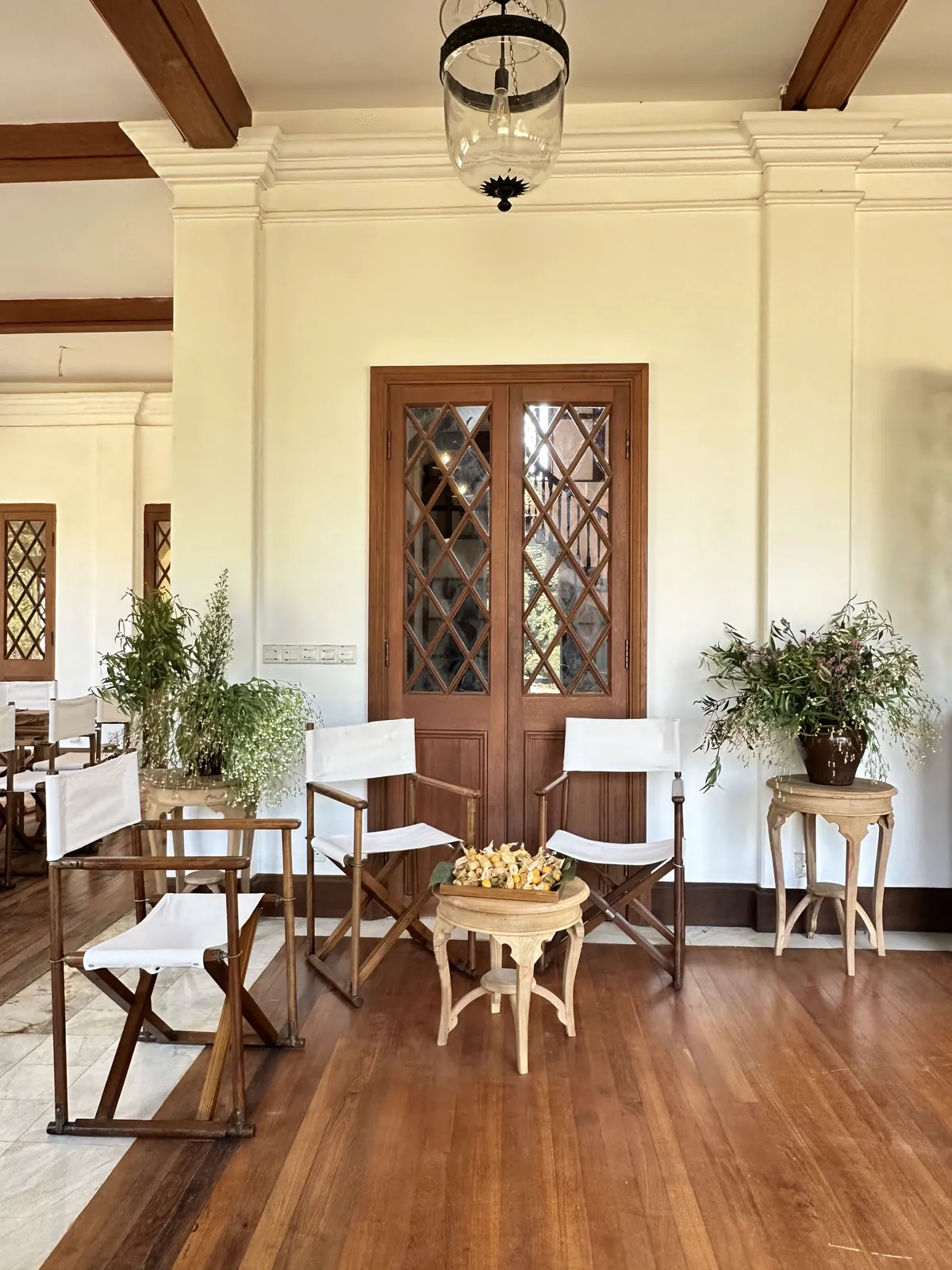 Double-click to enlarge Entrance hall set for guests